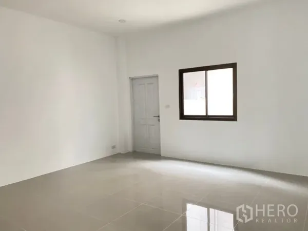 Home Office for rent in Wang Thonglang, Bangkok - Bright room with window, internal door and polished floor tiles.