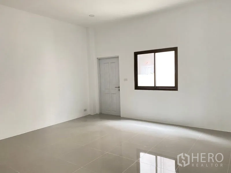 Home Office for rent in Wang Thonglang, Bangkok - Bright room with window, internal door and polished floor tiles.
