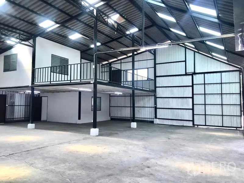 货栈 出租在Pathum Thani - 宽敞的通透仓库，设夹层平台、钢结构与人字形屋顶。