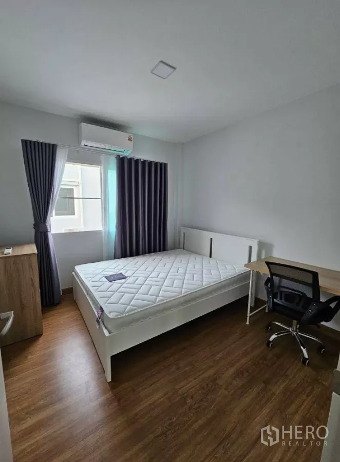 Detached House for rent in Bang Phli, Samut Prakan - Second bedroom with bed, work desk and chair, window and air conditioner.