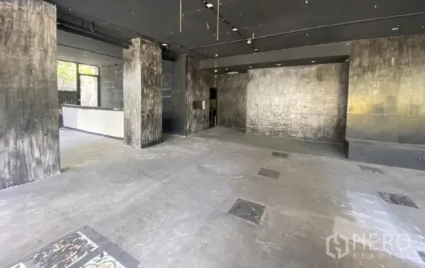 Retail Space for rent in Khlong Toei, Bangkok - Raw retail interior with multiple pillars and grey floors, ready to fit out.
