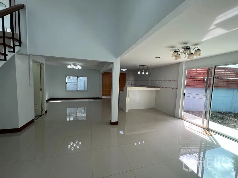 独立式住宅 出租在Khlong Toei, Bangkok - 宽敞客餐厅，早餐吧台，推拉落地门通向露台。