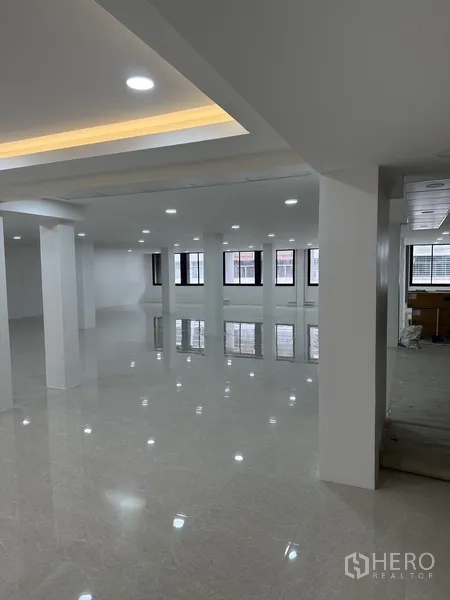 Office Space for rent or sale in Huai Khwang, Bangkok - Open office floor with rows of windows and reflective tiled surface.