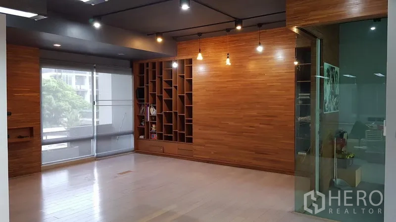 Home Office for sale in Wang Thonglang, Bangkok - Open-plan workspace with wooden wall, built-in shelves and glass partition