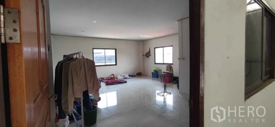 工厂 出租在Mueang Chachoengsao, Chachoengsao - 办公楼内简易员工房，瓷砖地面与采光窗。