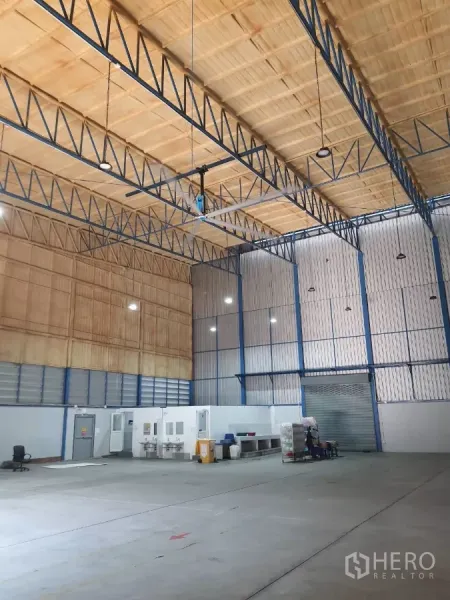 工厂 出租在Phra Pradaeng, Samut Prakan - 宽敞仓储空间，墙体高，灯光明亮，设服务间与大型卷闸门。