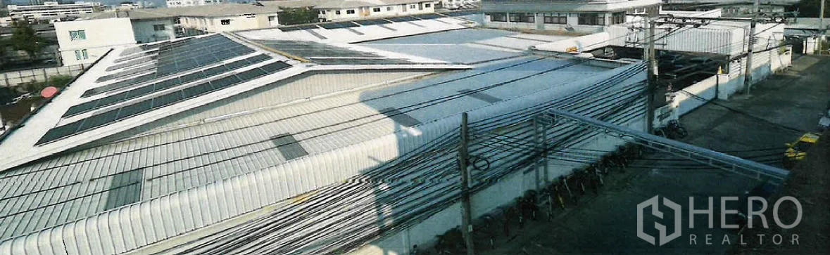 Factory for rent in Yan Nawa, Bangkok - Aerial view of factory roofs fitted with solar panels for energy savings.