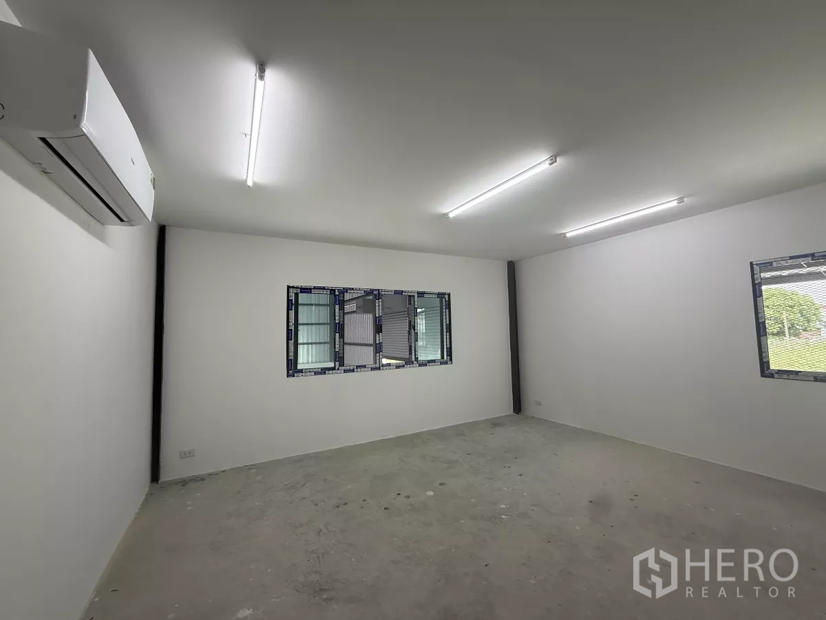 货栈 出租在Lat Krabang, Bangkok - 明亮空调办公室，配日光灯与可观仓的窗户。
