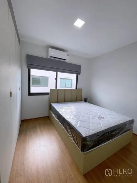 联排别墅 出租在Bang Phli, Samut Prakan - 次卧另一角度，大窗与定制衣柜。