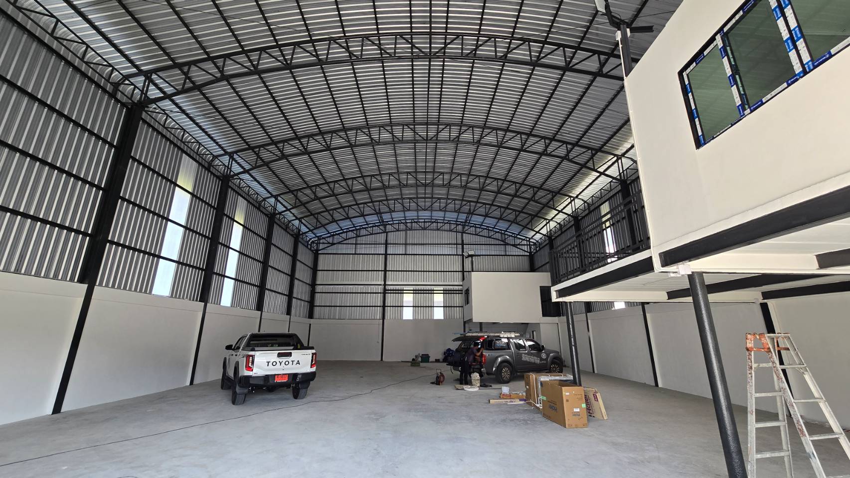 Warehouse for rent in Bang Phli, Samut Prakan - Open storage hall with insulated metal walls, tall translucent panels for natural light, and a broad clear-span floor area.