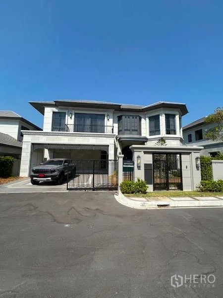 Detached House for sale in Bang Kapi, Bangkok - Modern two-storey detached house with gated driveway and carport in Bang Kapi.