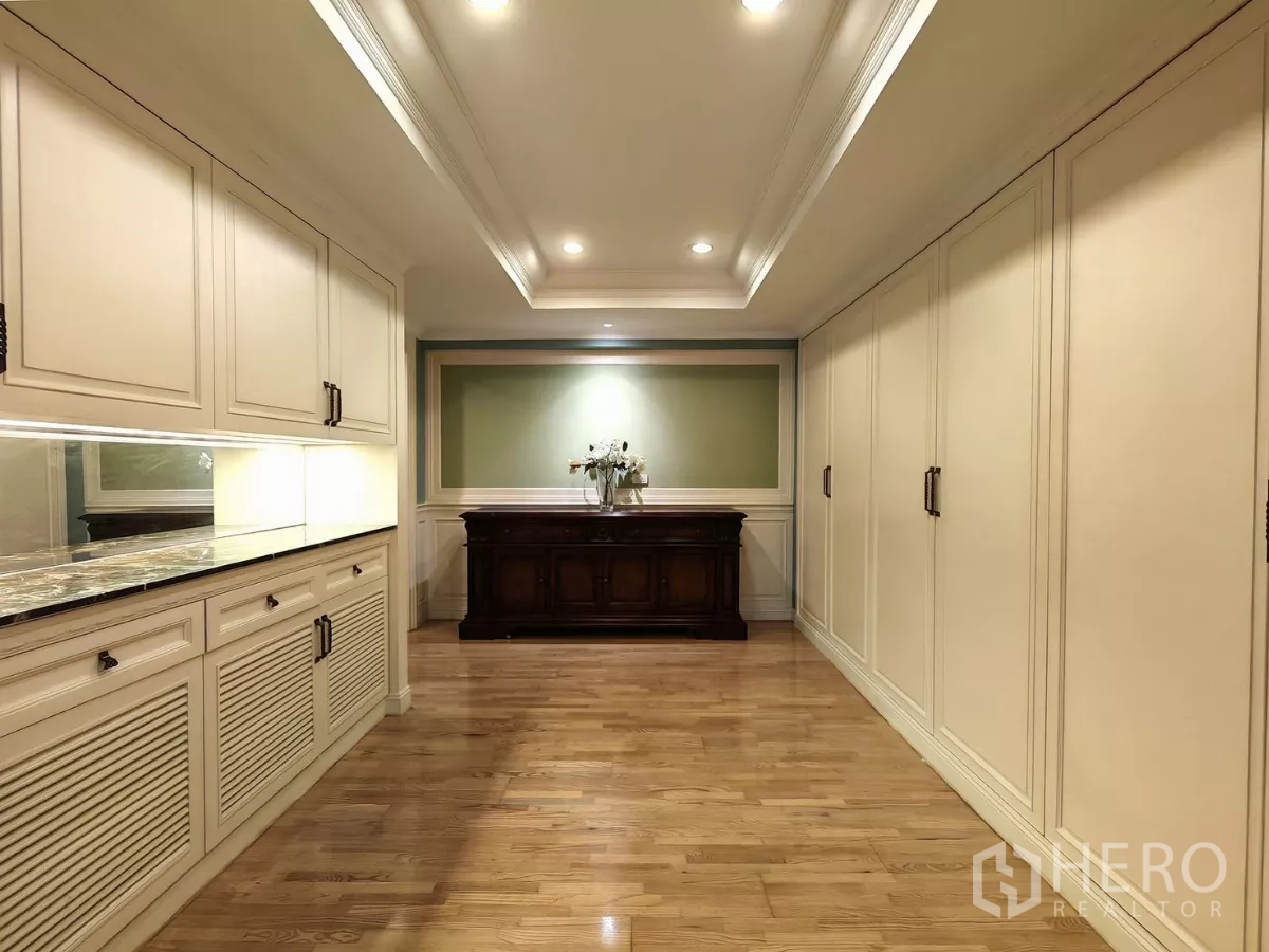 Condominium for rent in Pathum Wan, Bangkok - Long storage corridor with marble-top sideboard and multiple closets.
