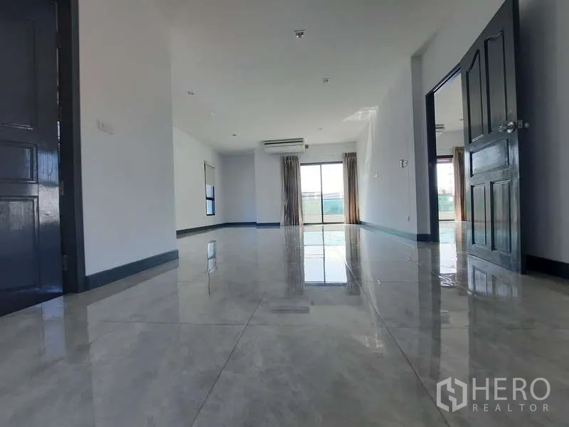 Home Office for rent in Huai Khwang, Bangkok - Large open workspace with sliding glass door to a balcony and abundant natural light.