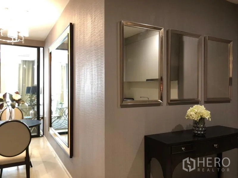 Condominium for rent in Pathum Wan, Bangkok - Entry hallway with wall mirrors, console table and view toward dining and living zones.