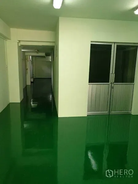 工厂 出租在Mueang Samut Sakhon, Samut Sakhon - 走廊与办公室入口，绿色环氧地坪与铝合金门。