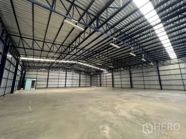 货栈 出租在Lat Krabang, Bangkok - 宽大的仓库作业面，金属墙体、吊挂照明与通风板。