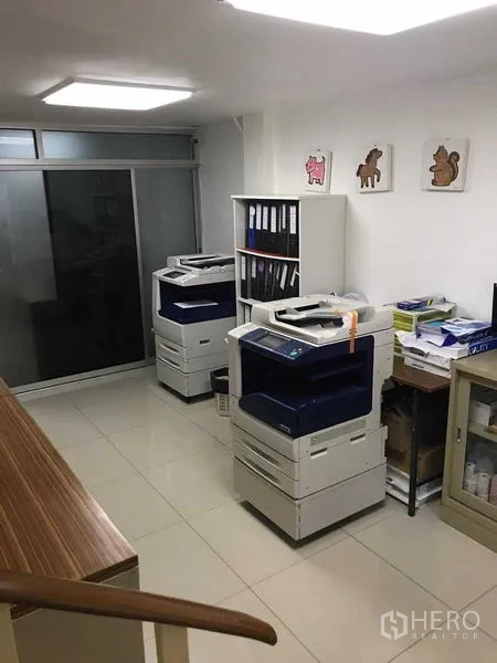 办公空间 出租在Huai Khwang, Bangkok - 复印打印区，配两台复印机、书架与推拉玻璃门。