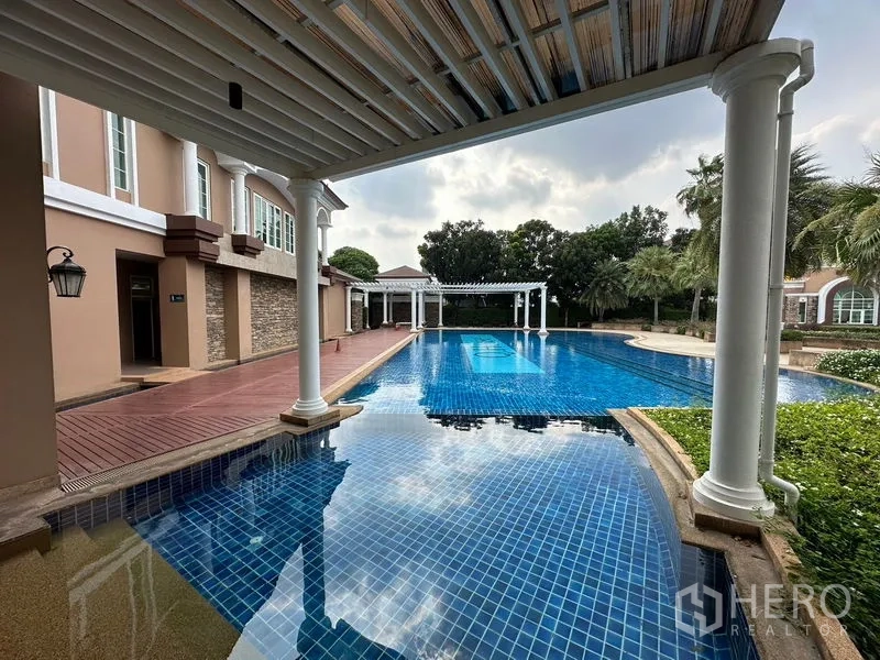 独立式住宅 出租或出售在Pak Kret, Nonthaburi - 小区大型公共泳池，设木栈道与廊架。