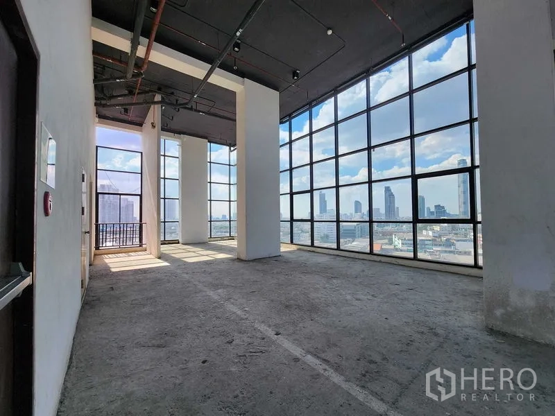 Retail Space for rent in Sathon, Bangkok - High-ceiling corner retail area featuring panoramic glazing and abundant natural light.