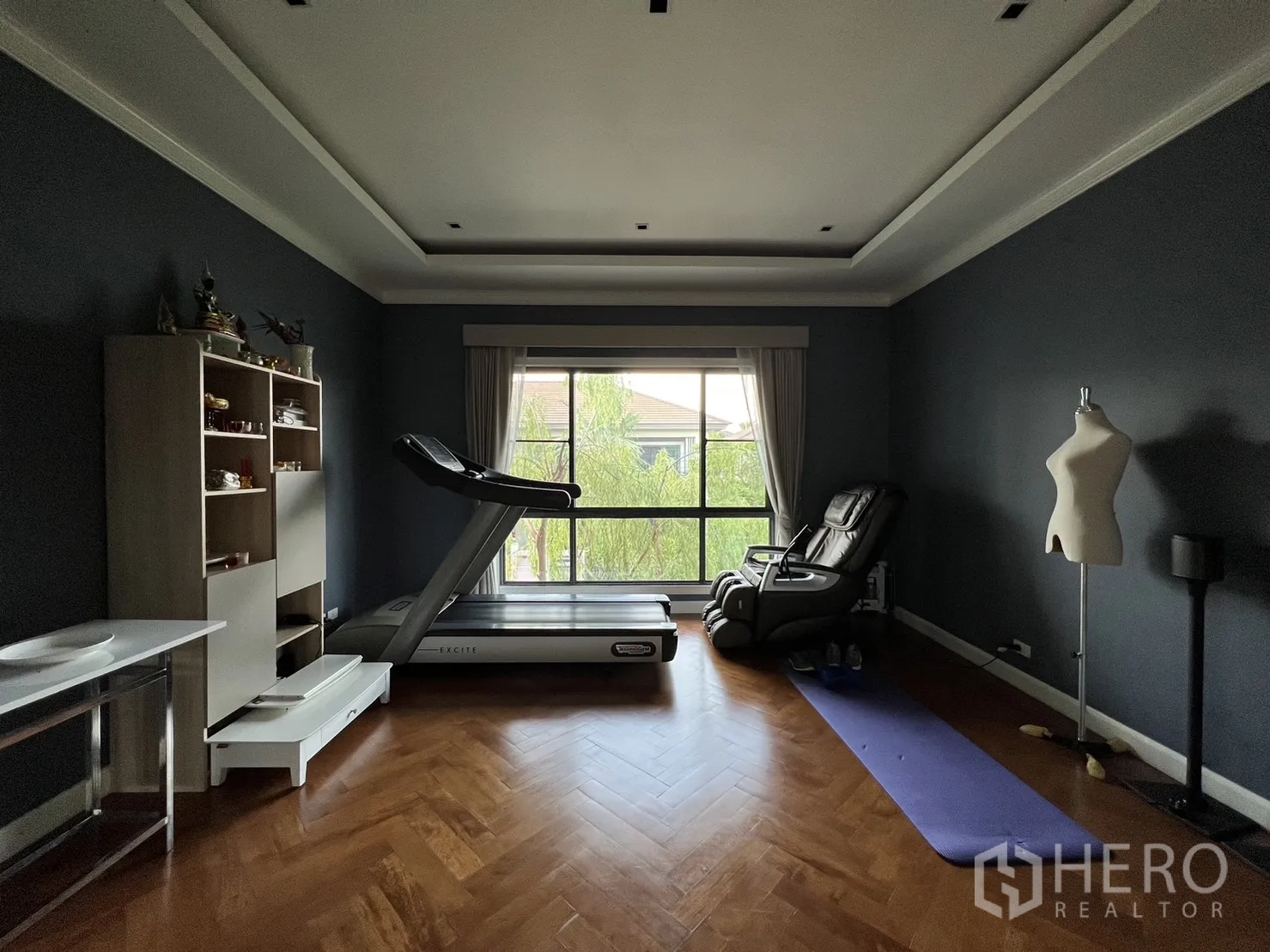 独立式住宅 出租在Suan Luang, Bangkok - 健身房另一角，大窗与深色强调墙。