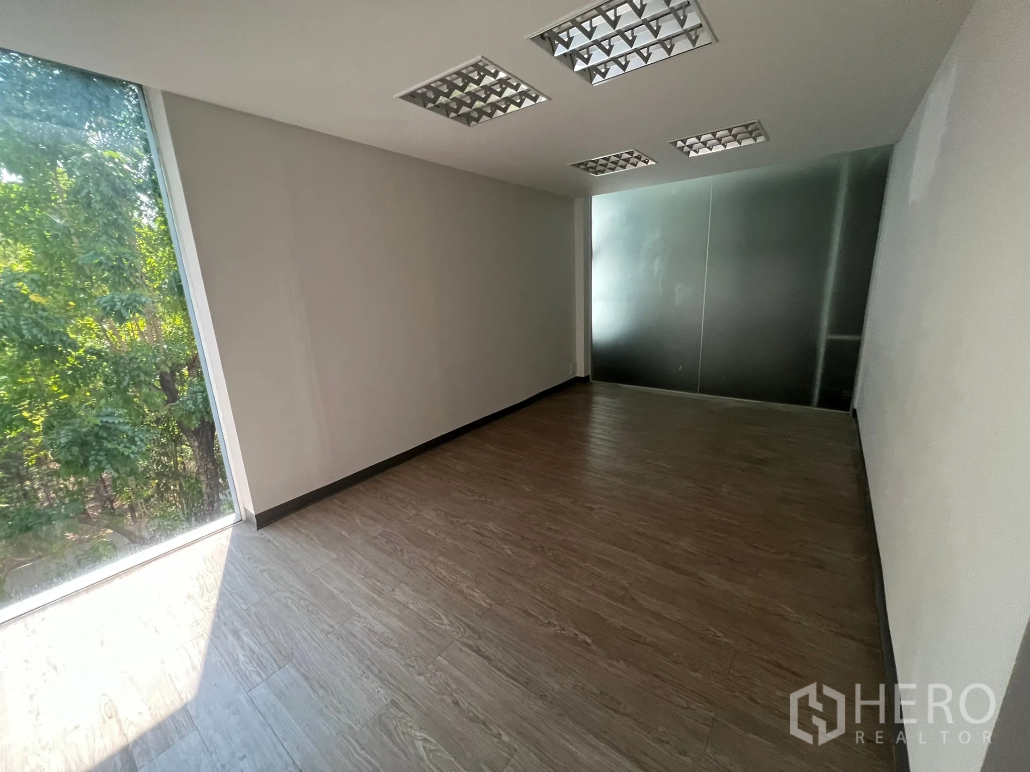 Retail Space for rent in Watthana, Bangkok - Bright private office with big window to trees and frosted partition wall.