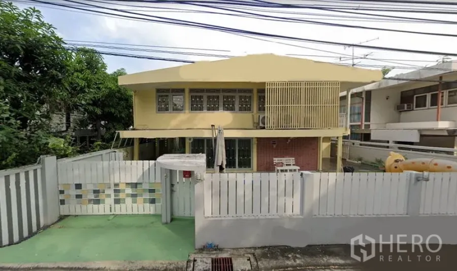 Home Office for rent in Huai Khwang, Bangkok - Two-storey home office with white gated fence, balcony and driveway in Huai Khwang, Bangkok.