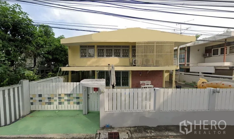 Home Office for rent in Huai Khwang, Bangkok - Two-storey home office with white gated fence, balcony and driveway in Huai Khwang, Bangkok.