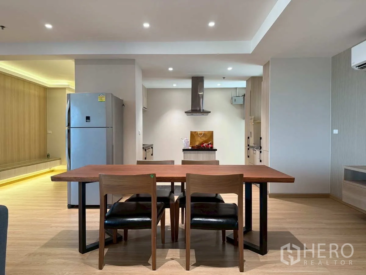 Condominium for rent or sale in Khlong Toei, Bangkok - Dining table and chairs set in open-plan space facing the kitchen.