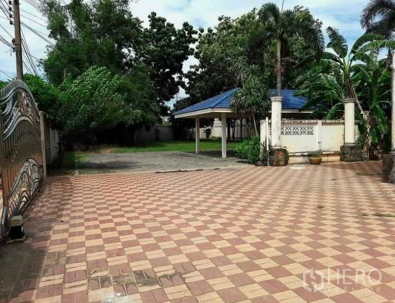 Detached House for sale in Prawet, Bangkok - Checkered tile courtyard by the gate with a covered pavilion carport.