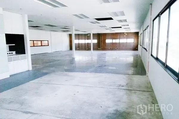 คลังสินค้า ให้เช่าในSaphan Sung, Bangkok - ชั้นออฟฟิศแบบโอเพ่นสเปซ ภายในอาคารโกดัง มีหน้าต่างบานใหญ่และไฟเพดาน