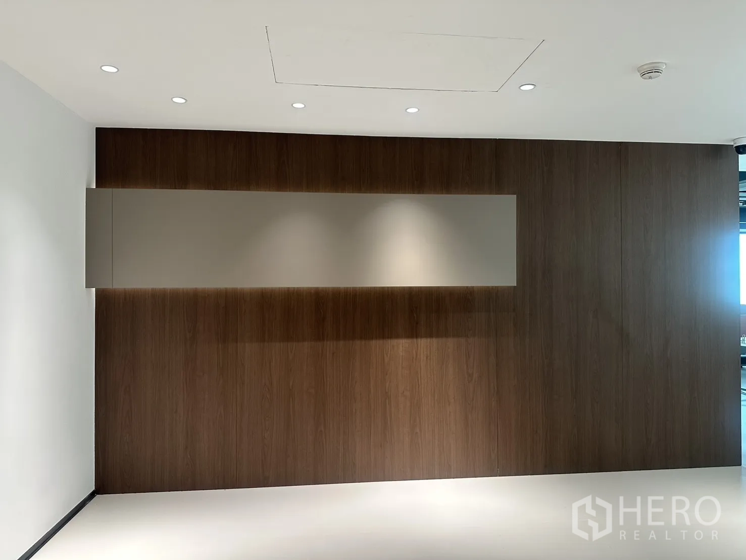 Office Space for rent in Din Daeng, Bangkok - Wood-paneled feature wall ideal for company signage in the reception zone.