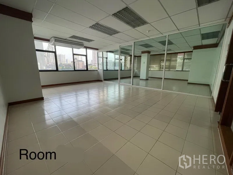 办公空间 出租在Khlong Toei, Bangkok - 72㎡办公室，瓷砖地面，大窗采光，带玻璃隔间与城市景观