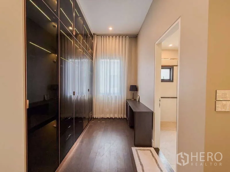 独立式住宅 出租或出售在Bang Kapi, Bangkok - 步入式衣帽间，通顶亮面衣柜与书桌。
