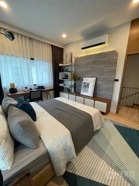Detached House for sale in Bang Kapi, Bangkok - Contemporary bathroom with a glass-enclosed shower, wide mirror and stone-look tiles.