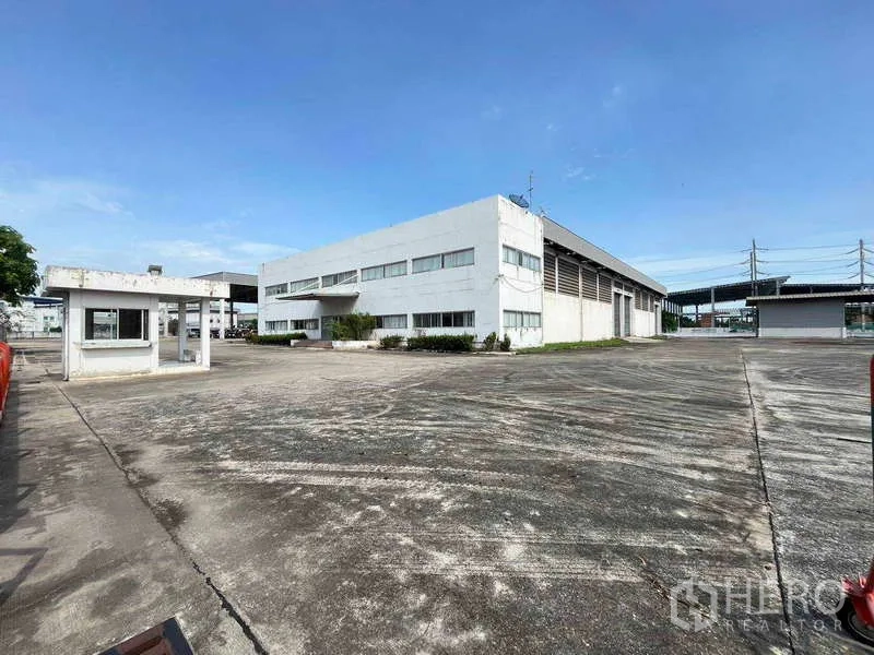 Warehouse for rent in Lat Krabang, Bangkok - Warehouse compound with guardhouse and expansive concrete yard for truck movement.