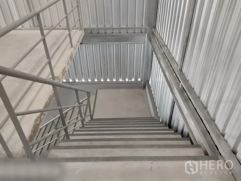 货栈 出租在Bang Kapi, Bangkok - 结实金属楼梯连接仓库一层与夹层。