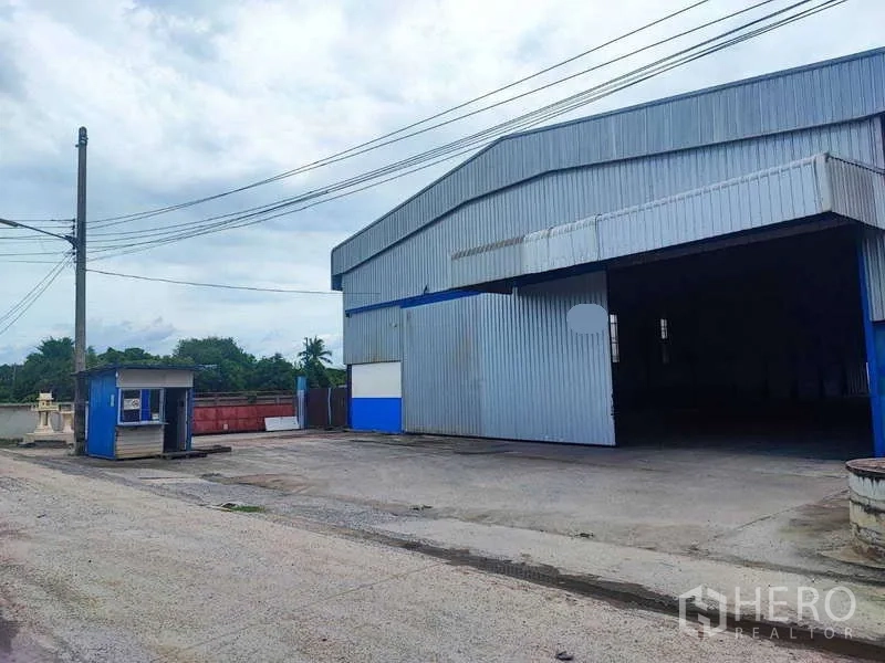 Warehouse for rent in Si Racha, Chon Buri - Street-side view of the warehouse entrance and open forecourt in Si Racha, Chon Buri.