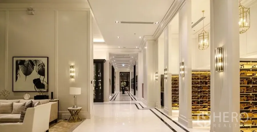 Condominium for rent in Pathum Wan, Bangkok - Grand marble lobby corridor with lounge seating and decorative wall lights