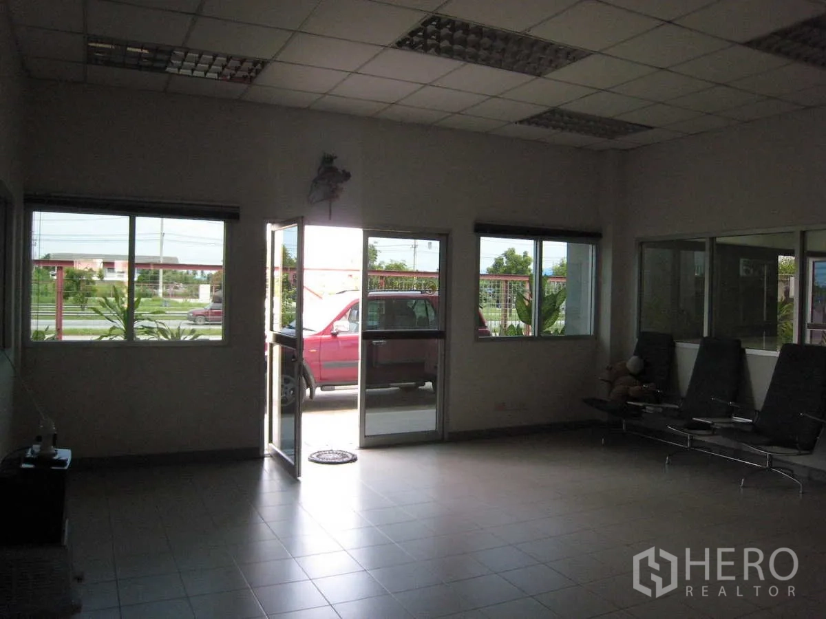 工厂 出租在Lat Lum Kaeo, Pathum Thani - 一楼办公接待区，地砖地面、窗户与玻璃门