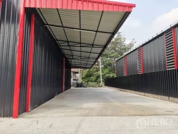 Warehouse for rent in Wang Thonglang, Bangkok - Front view of the covered loading bay between metal walls, providing all‑weather truck access at the Wang Thonglang warehouse.