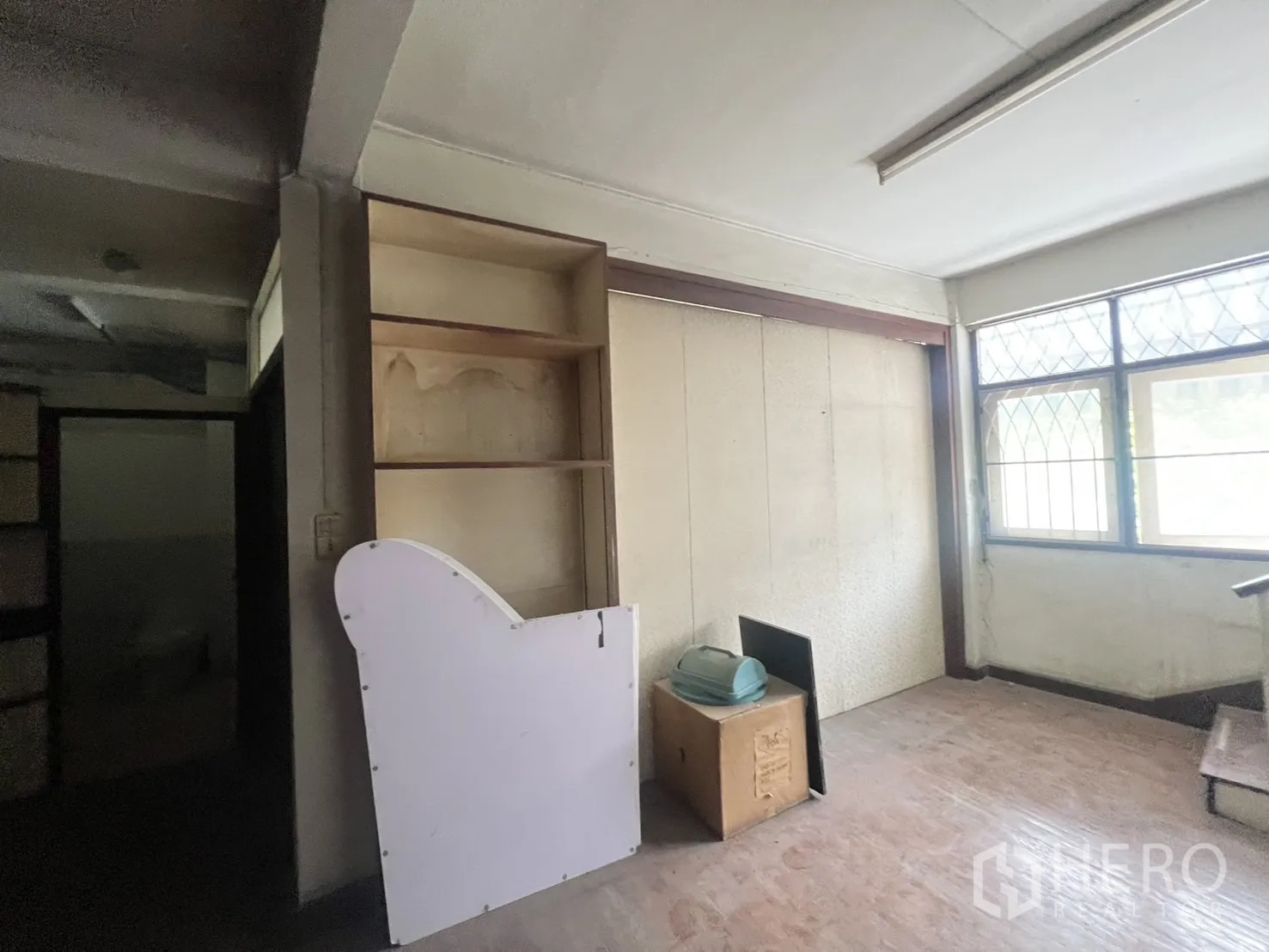 店屋 出租在Watthana, Bangkok - 小房间，带防盗窗与储物架，部分未完工。