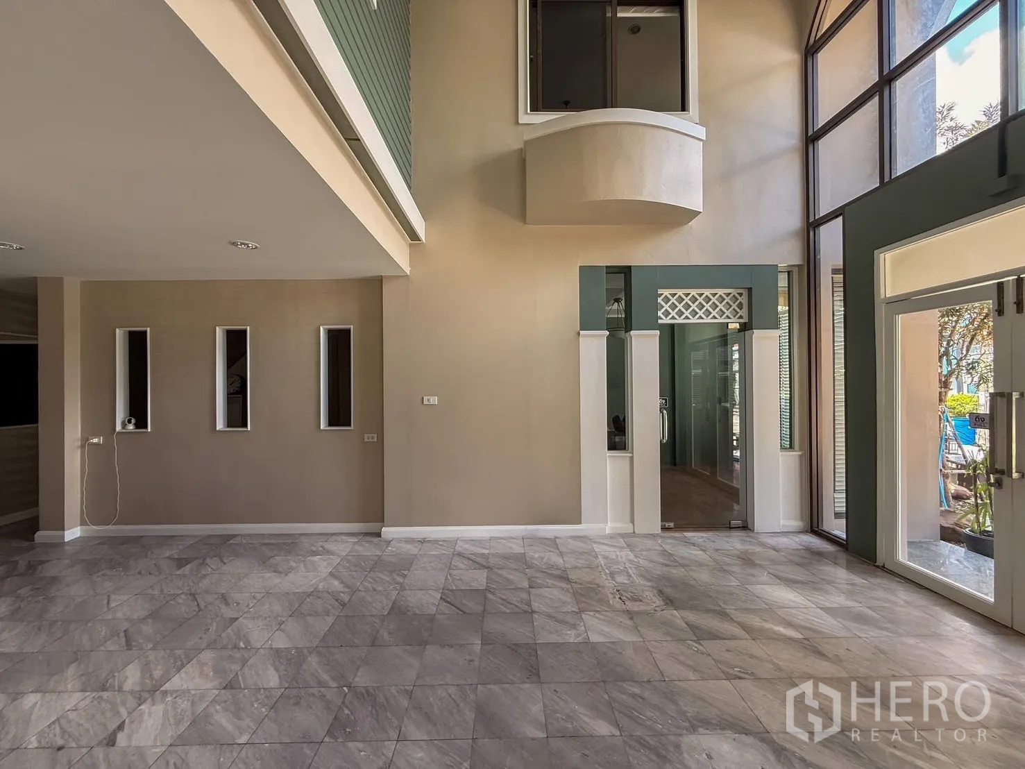 Home Office for rent in Wang Thonglang, Bangkok - Double-height lobby with marble tile floor and glass entrance doors.