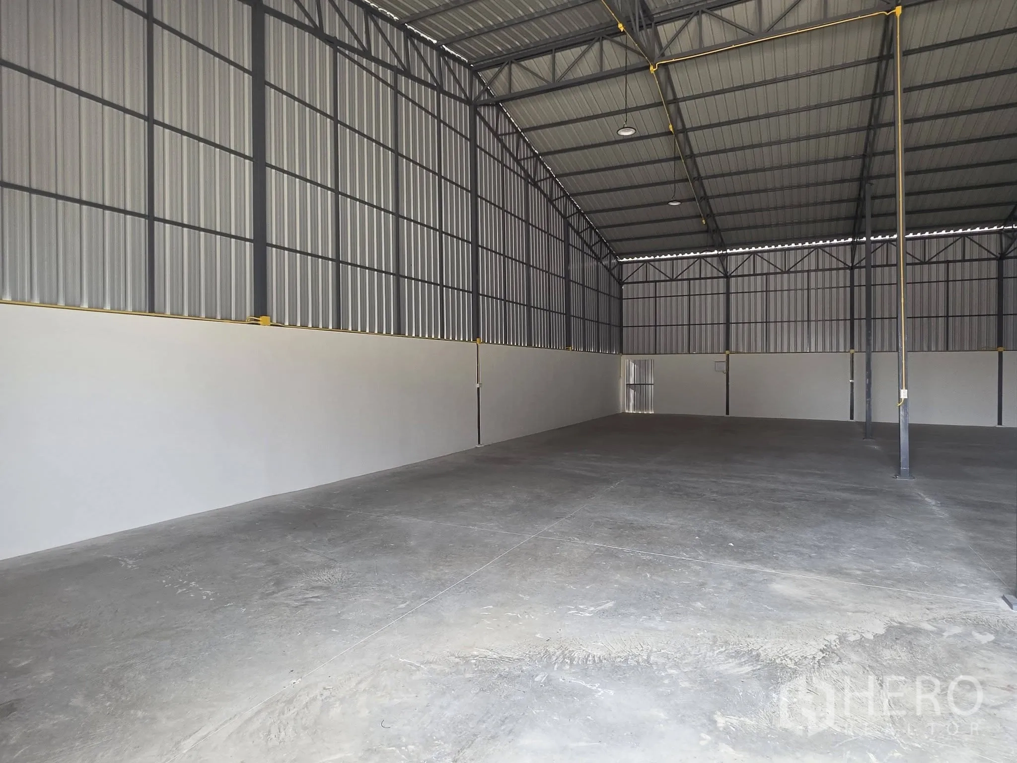 Warehouse for rent in Mueang Samut Prakan, Samut Prakan - Wide interior bay with tall walls and steel framing suitable for storage or light operations.