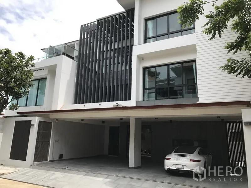 Detached House for rent in Bang Kapi, Bangkok - Modern three-storey detached house facade with vertical louvers, large windows and covered parking in Bang Kapi.