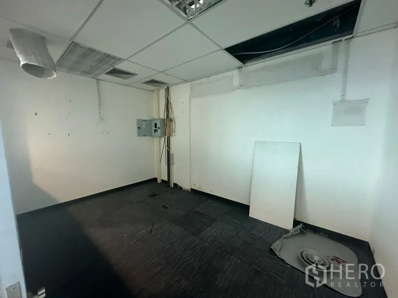 办公空间 出租在Watthana, Bangkok - 空置机房/杂物间，吊顶局部外露与电箱，铺设地毯。