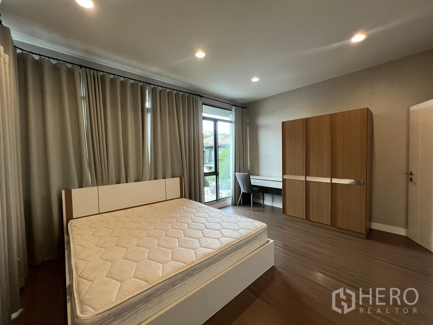 Detached House for rent in Bang Kapi, Bangkok - Second bedroom with bed, wardrobe and work desk by the window.