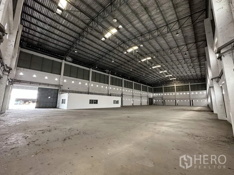 工厂 出租在Bang Bua Thong, Nonthaburi - 开放式生产大厅，内置办公室模块与宽阔出入口。