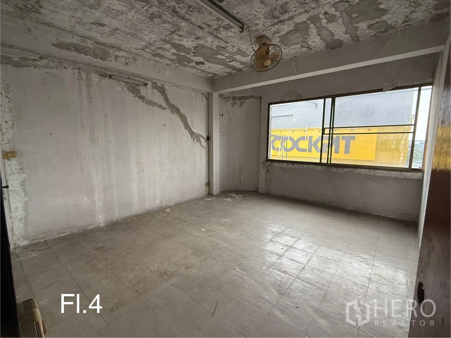 Shophouse for rent in Bang Na, Bangkok - Fourth-floor room with weathered ceiling, tiled floor and a large window.