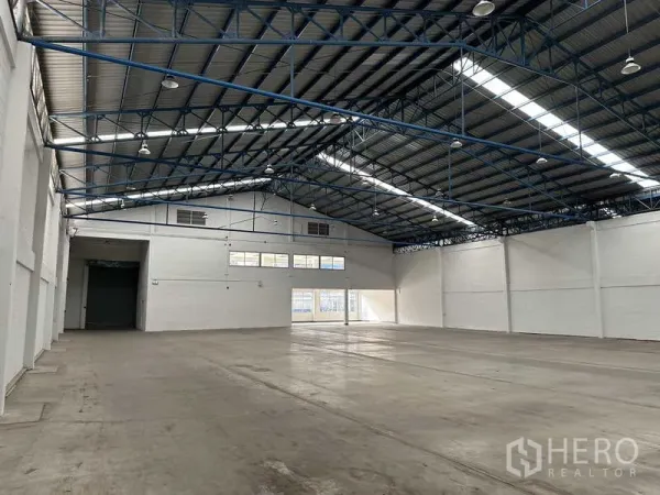 Factory for rent in Bang Phli, Samut Prakan - Open production space with polished concrete floor, wide bay access and roof ventilation.