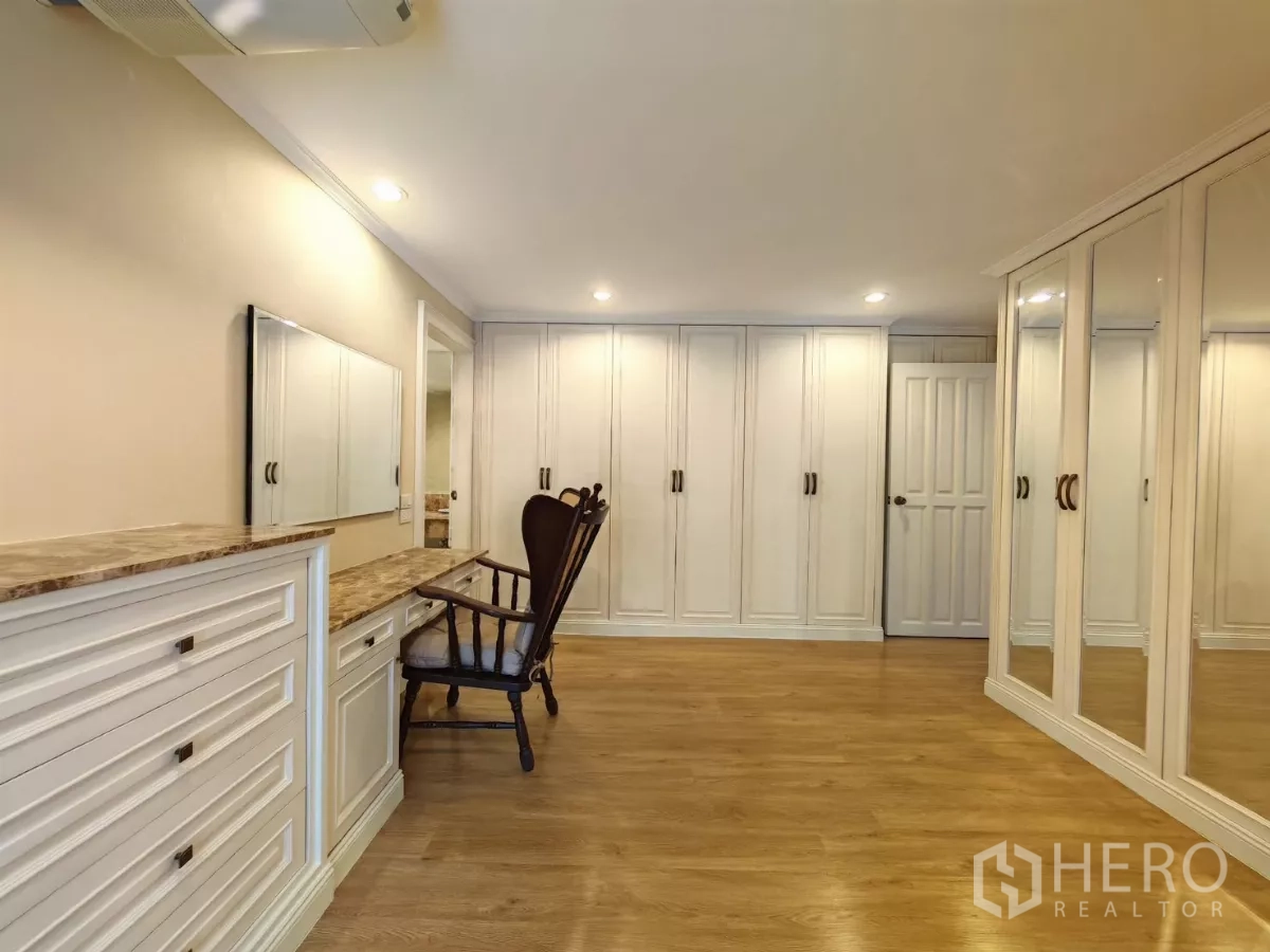 Condominium for rent in Pathum Wan, Bangkok - Large dressing area with built-in drawers, desk and extensive closets.